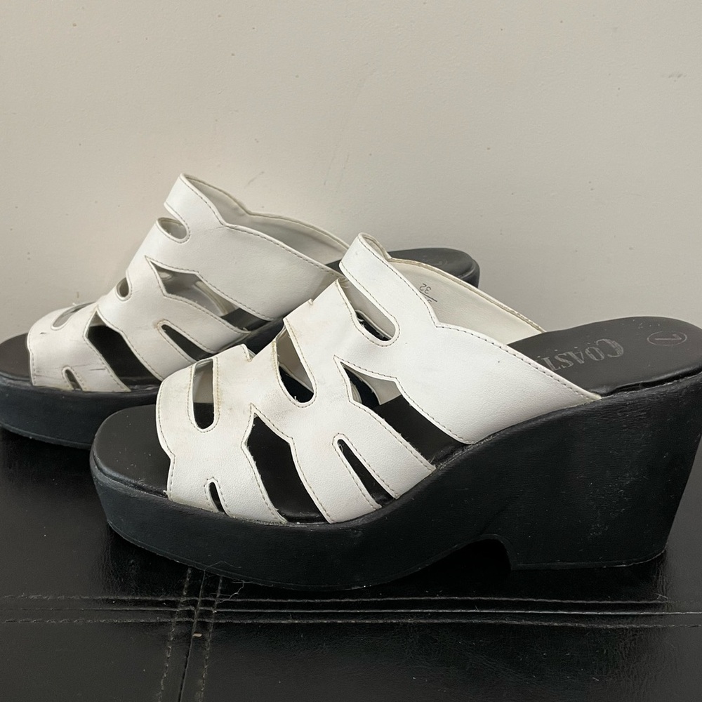 Coasters Women’s Vintage Sandals- White - Size 7
